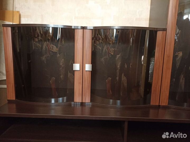 Тумба под тв с двумя витринами