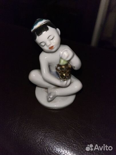 Статуэтка фарфоровая Мальчик узбек с виноградом