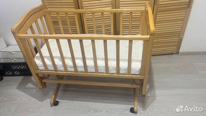 Детская кроватка с маятником