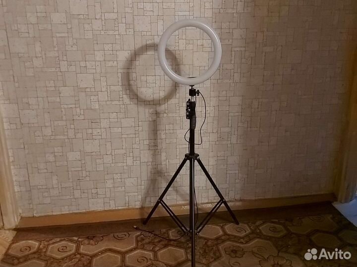 Кольцевая лампа 26см на штативе
