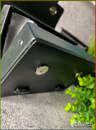 Кожаная сумка-слинг для мужчин