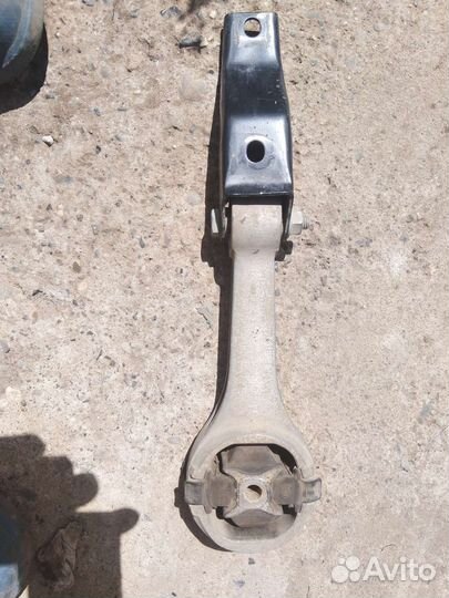 Нижняя опора двигателя Шкода рапид