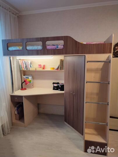 Детская кровать чердак со столом и шкафом