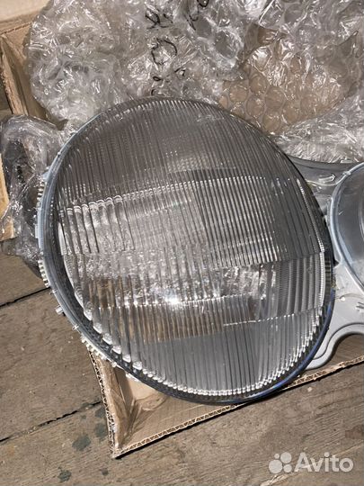 Стекло фары правое Mercedes Benz E W210