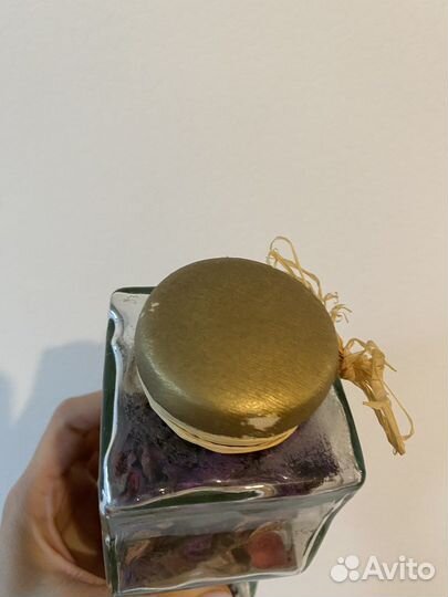 Декор ваза с лепестками розы