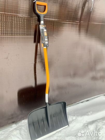 Лопата для снега fiskars