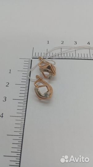 Золотые серьги с бриллиантом