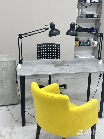 Маникюрный стол с встроенной вытяжкой