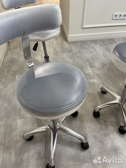Стул для мастера маникюра бу