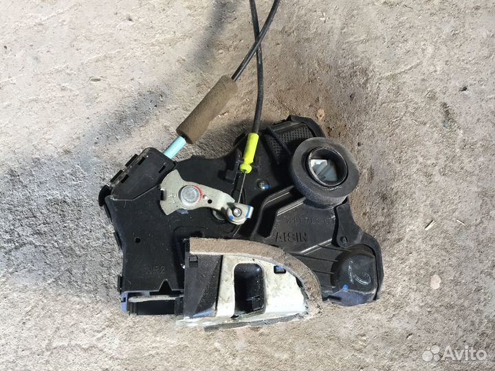 Замок двери передний правый Toyota Hilux 2005-2015