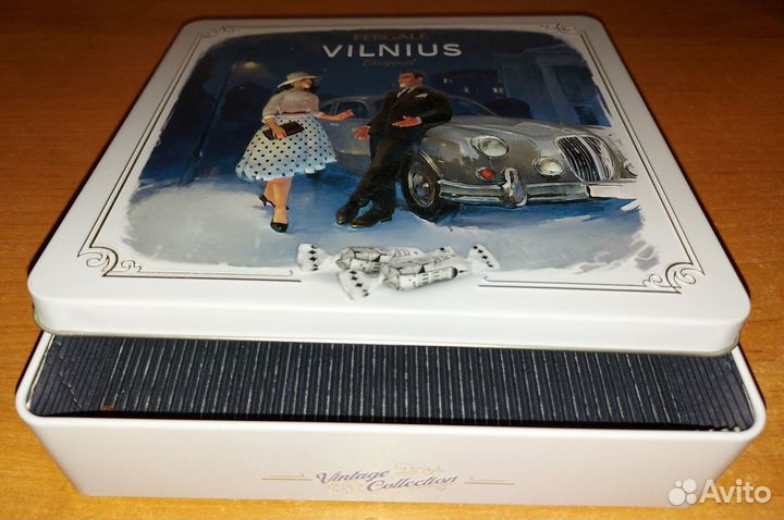 Металлическая коробка из-под конфет светло-голубая