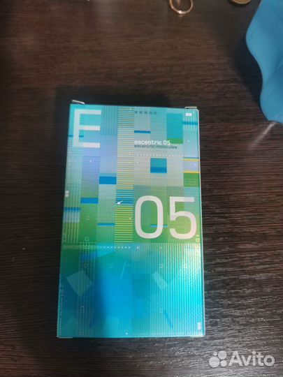 Escentric molecules, Escentric 05