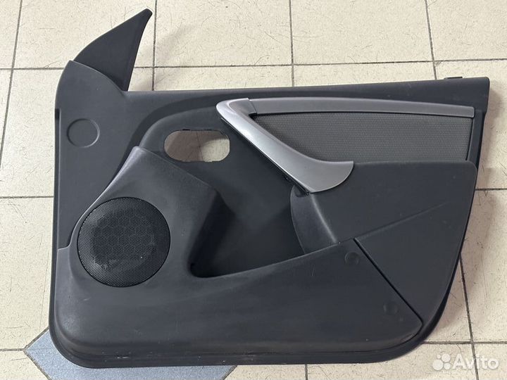 Обшивка передней правой двери Рено Дастер Duster