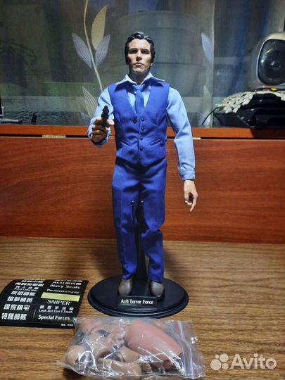 Фигурка Кристиан Белл в синей жилетке