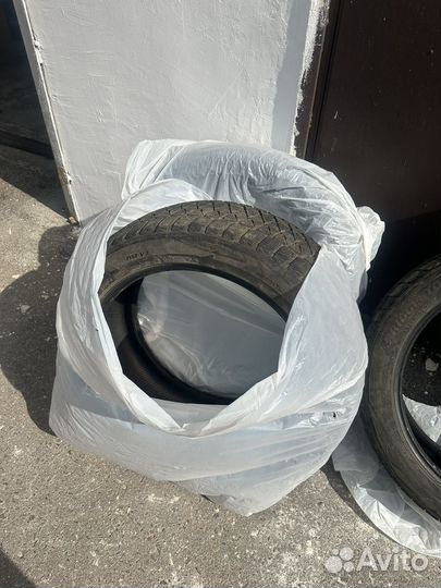 Bridgestone Blizzak DM-V2 285/45 R22