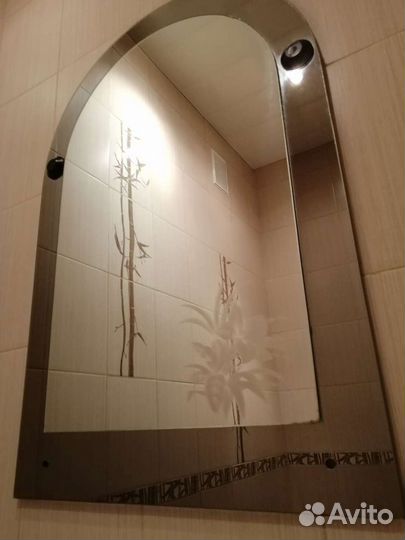 Зеркало с полкой в ванную комнату