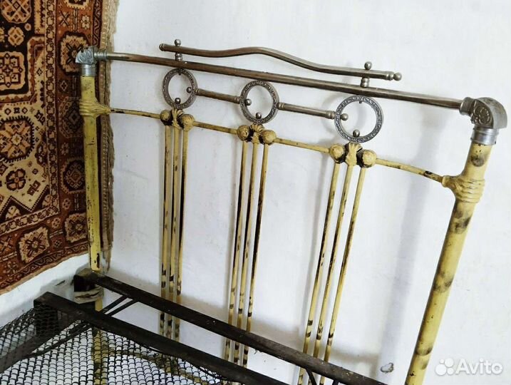 Кровать старинная металлическая и ковер