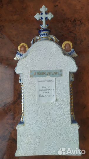 Иконы с золотом в киотах Гжель