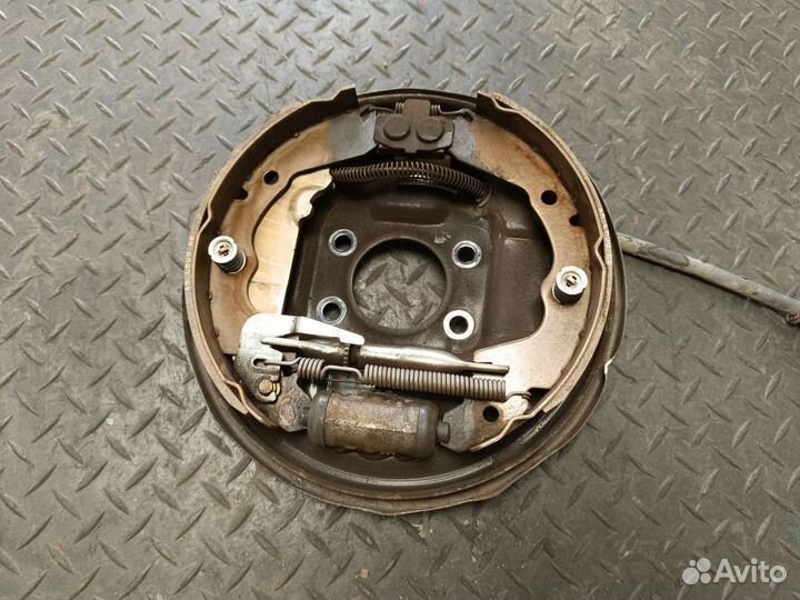 Щит тормозной зад/лево на Mitsubishi Space Wagon