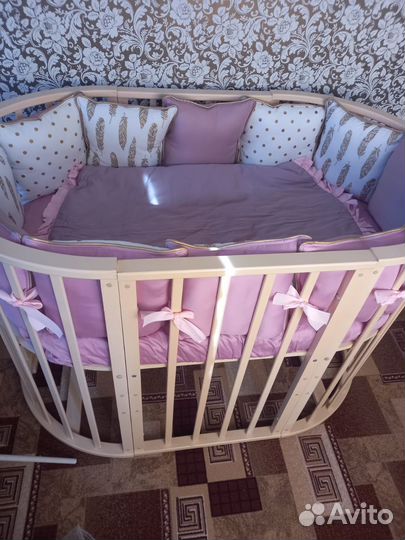Детская кроватка с маятником