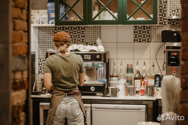 Бариста в кофейню