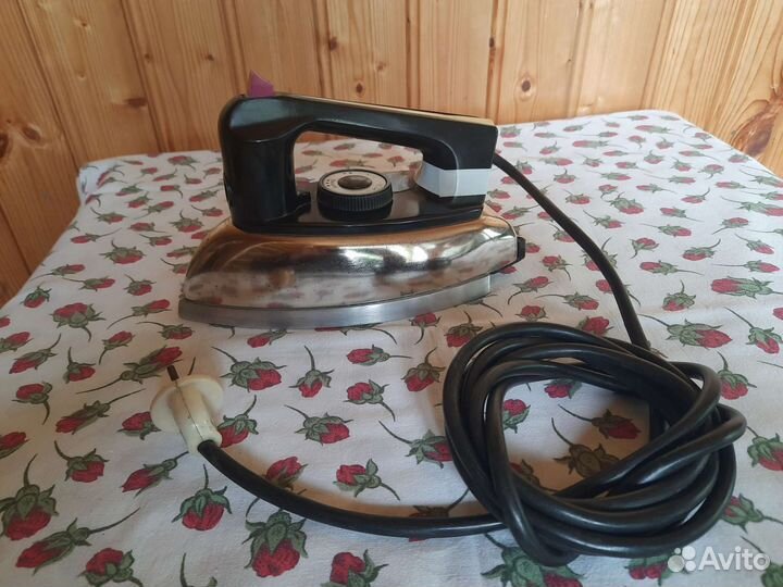 Утюг СССР с терморегулятором и пароувлажнителем