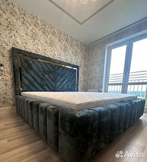 Двуспальная кровать с мягким изголовьем