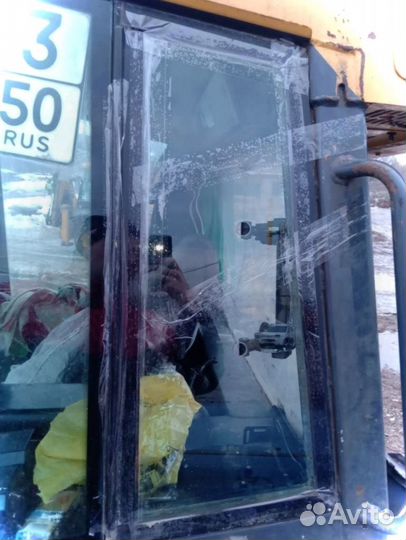 Стекло лобовое нижние на Hyundai 290 LC-7