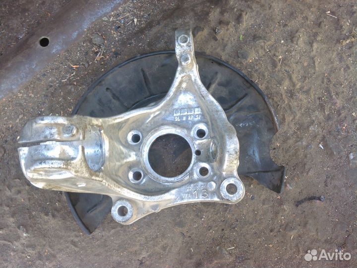 Поворотный кулак правый Passat B6 оригинал