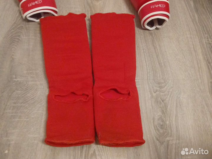 Комплект перчаток и защиты на ноги