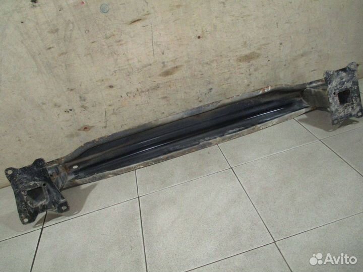 Усилитель заднего бампера VW Jetta 6 (1B)