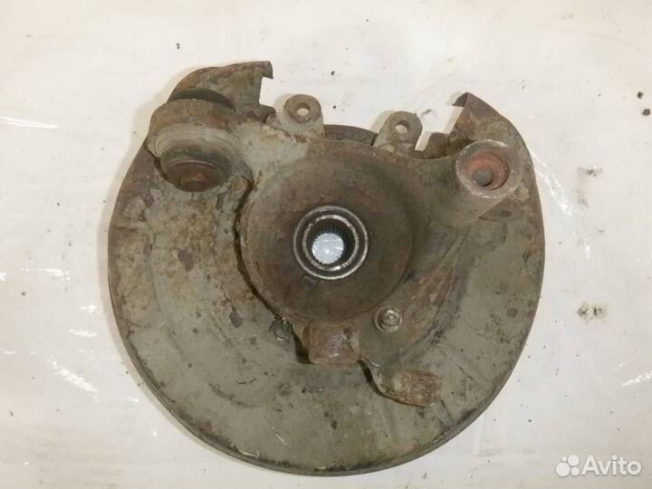 Кулак задний левый бмв 7 E38