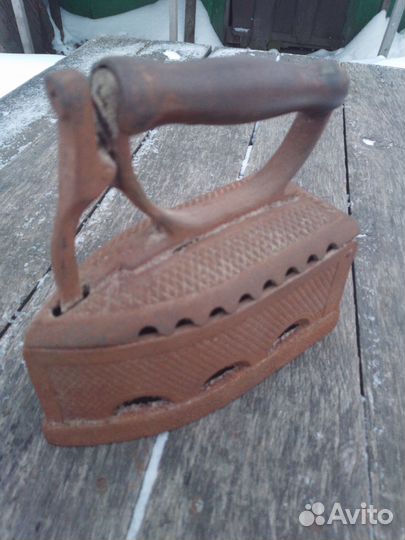 Старинный угольный утюг