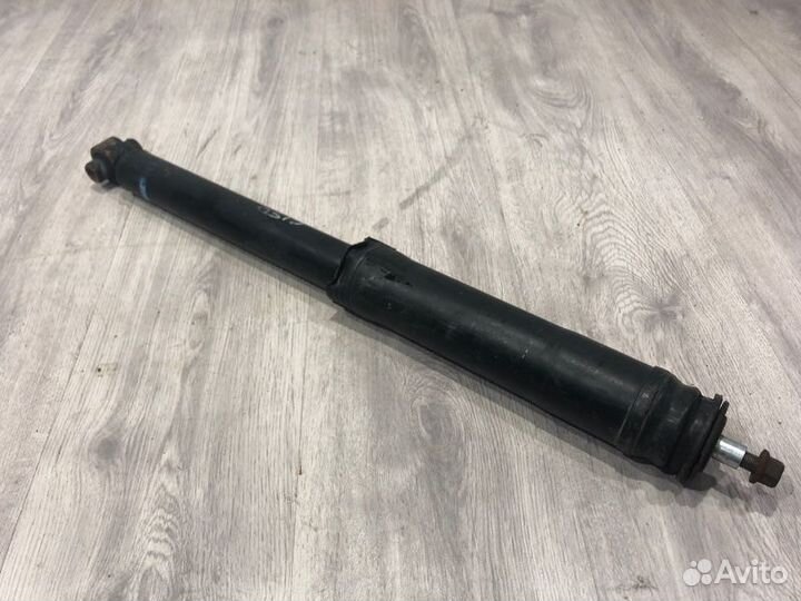 Амортизатор задний левый Toyota Corolla E150 2006