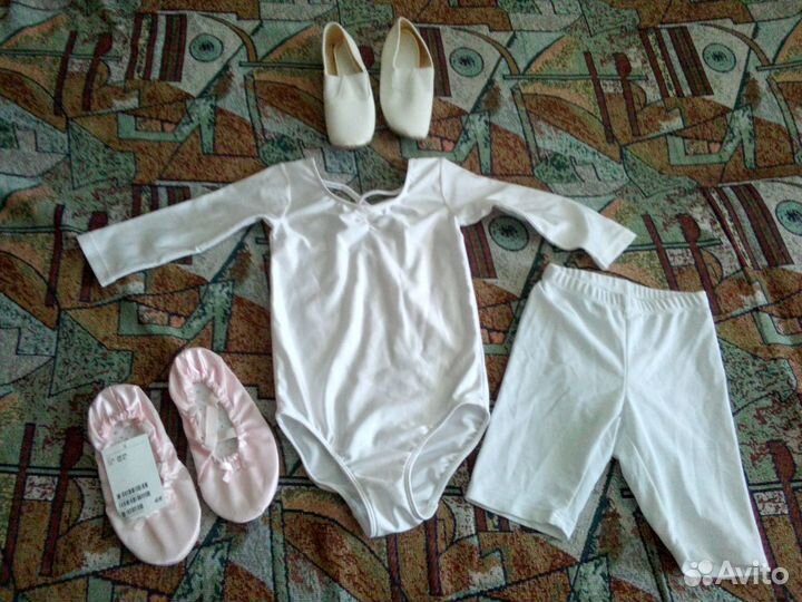 Гимнастический костюм и чешки