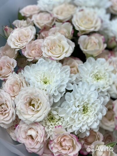 Букет из хризантем и кустовых роз