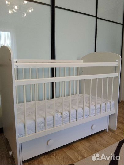 Детская кроватка с маятником и ящиком