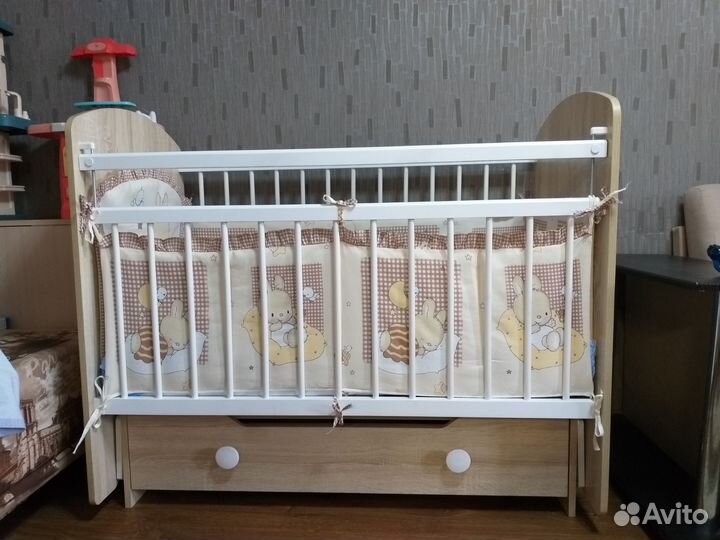 Детская кроватка с маятником и ящиком