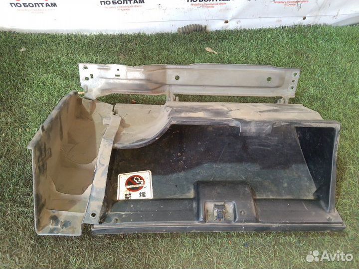 Бардачок Nissan Wingroad SR18 1997