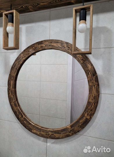 Круглое зеркало в деревянной раме