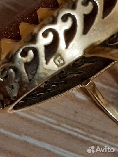 Золотое кольцо с камнем