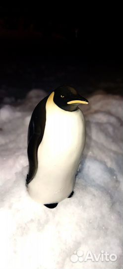 Императорский пингвин фарфоровая статуэтка