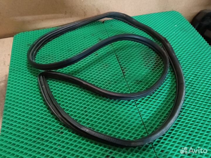 Уплотнитель двери передний прав Nissan Maxima A33