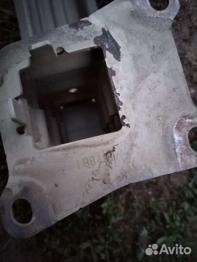 Усилитель заднего бампера Skoda Yeti 5L6807305B