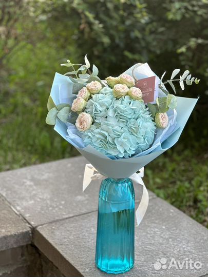 Гортензия, кустовая роза и эвкалипт