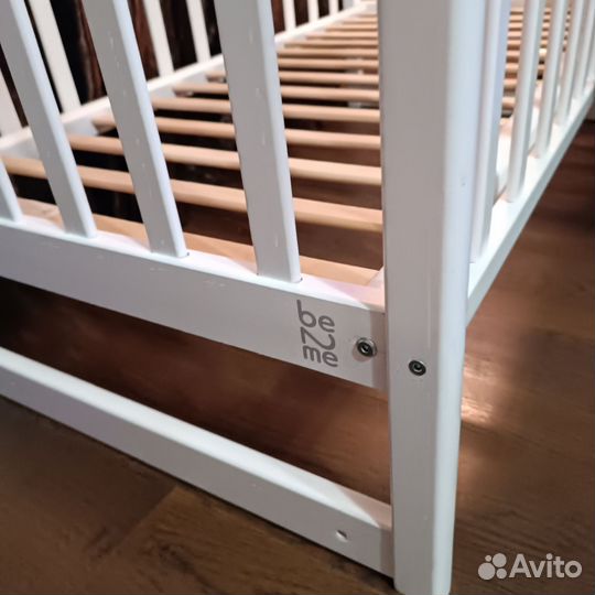 Детская кроватка с маятником