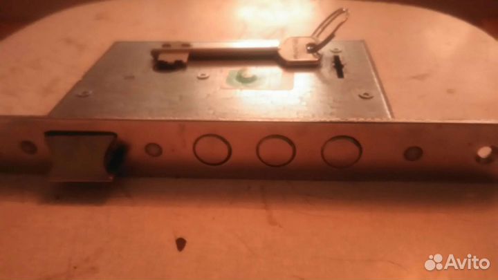 Замок дверной