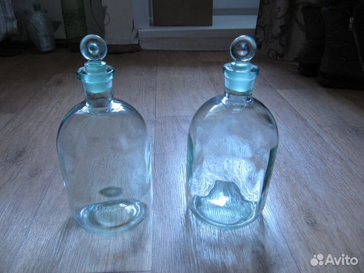 Старинные стеклянные бутыли