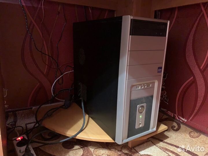 Игровой компьютер с монитором и клавиатурой