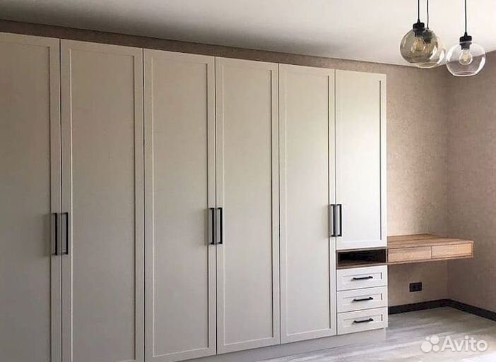 Зеркальный шкаф